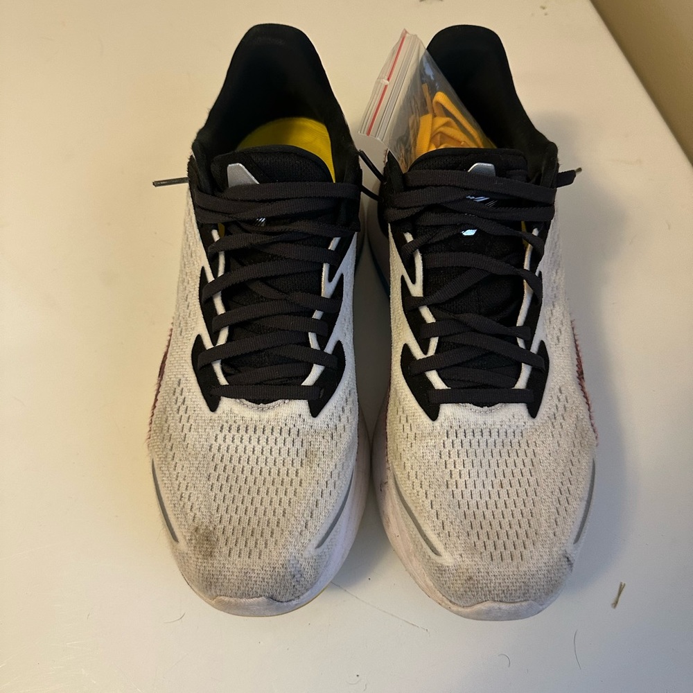 Saucing Endorphin Shift 2 Mens size 11 running shoes